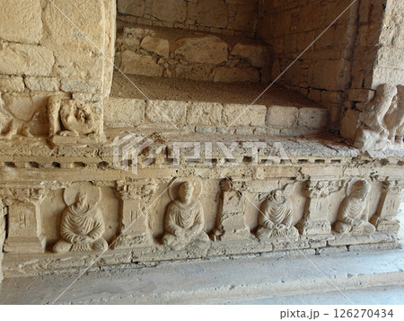 パキスタンにあるガンダーラの東の要衝タキシラ郊外にあるモーラモラドゥー仏教僧院跡の仏頭基壇の仏像 126270434