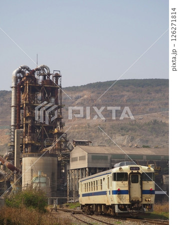 セメント工場に向かう列車 126271814