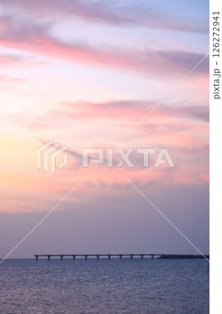 東シナ海の残照と那覇空港の第二滑走路の誘導灯 126272941