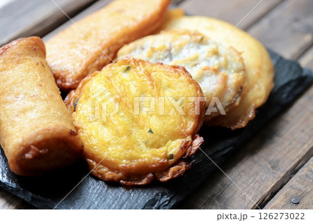 スレートプレートに乗せた色々な種類の揚げかまぼこ スレートプレートに乗せた色々な種類の揚げかまぼこ 126273022