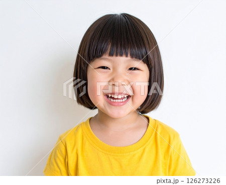 笑顔の女の子（黄色の服・白背景） 126273226