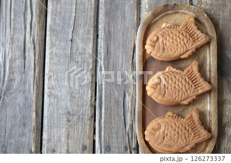 木皿に並べた鯛型の人形焼 ミニたい焼き 木皿に並べた鯛型の人形焼 ミニたい焼き 126273337