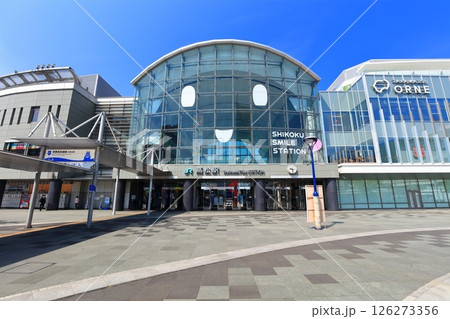 【香川県】晴天のJR高松駅とサンポート高松 126273356