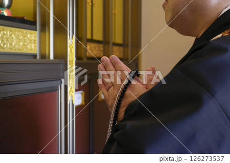 納骨堂の仏壇で合掌をするお坊さん 納骨堂の仏壇で合掌をするお坊さん 126273537