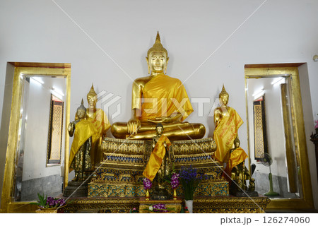 The golden sitting Buddha statue is made of bronze and is enshrined in Wat Phra Chetuphon Wimonmangklaram or Wat Pho is popular with both Thai and foreign tourists. The golden sitting Buddha statue is made of bronze and is enshrined in Wat Phra Chetuphon Wimonmangklaram or Wat Pho is popular with both Thai and foreign tourists. 126274060