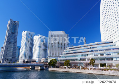 横浜　みなとみらいの運河の風景 126274078