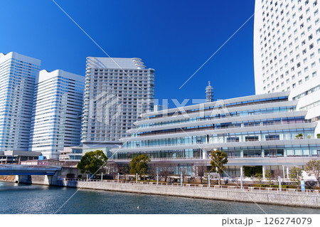 横浜　みなとみらいの運河の風景 126274079