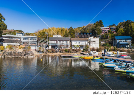 伊東市の一碧湖の風景(静岡県) 126274158