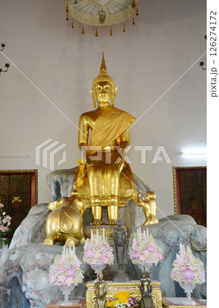Multiple golden Budhhas at Wat Pho. Which is one of the largest and oldest temples in Bangkok and is popular with both Thai and foreign tourists. 126274172