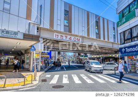 横浜市の都市風景　大倉山駅 126274296
