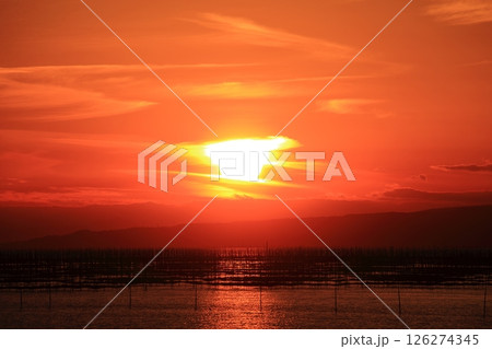 大牟田市　有明海　海苔畑の夕暮れ、 126274345