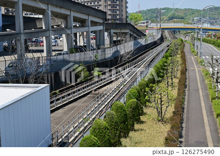 桃花台センター駅の廃線のレール（ピーチライナー） 126275490