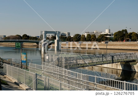 東京港防災船着場は、災害時において東京港における水上輸送の拠点となる施設 126276705
