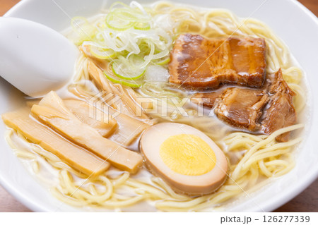 おいしい煮卵入りの塩ラーメン 126277339