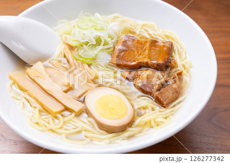 おいしい煮卵入りの塩ラーメン おいしい煮卵入りの塩ラーメン 126277342