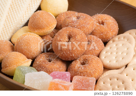 美味しそうな甘いお菓子の盛り合わせ 美味しそうな甘いお菓子の盛り合わせ 126278890