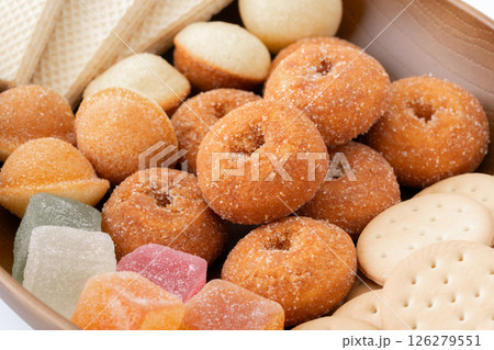 美味しそうな甘いお菓子の盛り合わせ 126279551