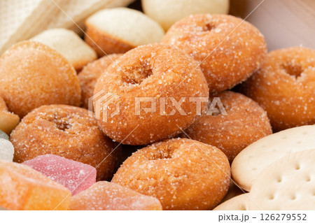 美味しそうな甘いお菓子の盛り合わせ 美味しそうな甘いお菓子の盛り合わせ 126279552