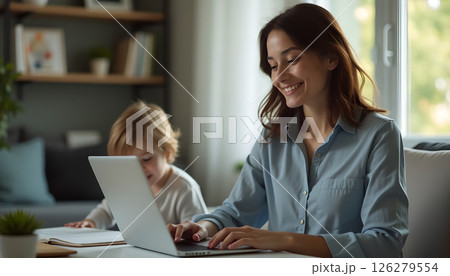 子育てと仕事を両立する在宅ワークの母親・笑顔あふれるテレワーク風景 126279554