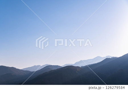 夕日が沈む頃の山岳風景 夕日が沈む頃の山岳風景 126279584