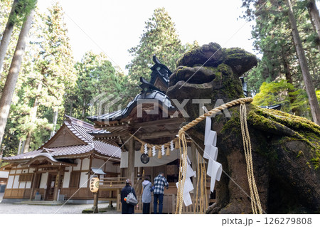 秋の御岩神社 狛犬と社殿 秋の御岩神社 狛犬と社殿 126279808