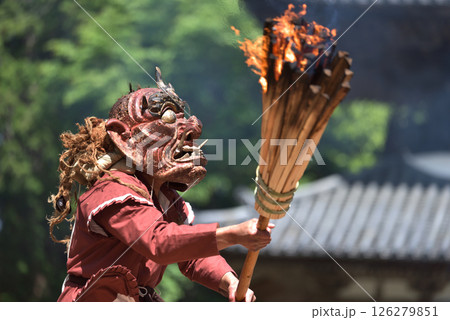 朝光寺　鬼追踊り　松明を持って踊る赤鬼 126279851