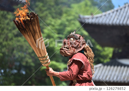 朝光寺　鬼追踊り　松明を持って踊る赤鬼 126279852