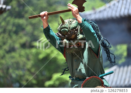 朝光寺　鬼追踊　鉞を持つて踊る青鬼 126279853