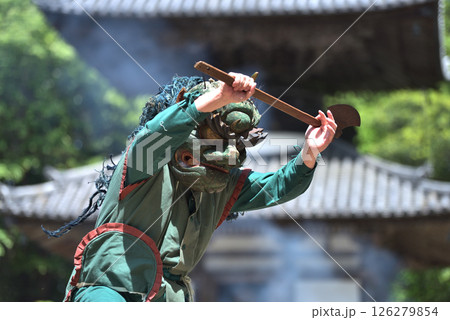 朝光寺　鬼追踊　鉞を持つて踊る青鬼 126279854