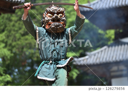 朝光寺 鬼追踊 刀を持って踊る 黒鬼 朝光寺 鬼追踊 刀を持って踊る 黒鬼 126279856