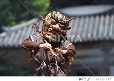 朝光寺 鬼追踊 錫杖を持って踊る 黄色鬼 朝光寺 鬼追踊 錫杖を持って踊る 黄色鬼 126279857