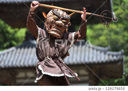 朝光寺　鬼追踊　錫杖を持って踊る　黄色鬼 126279858