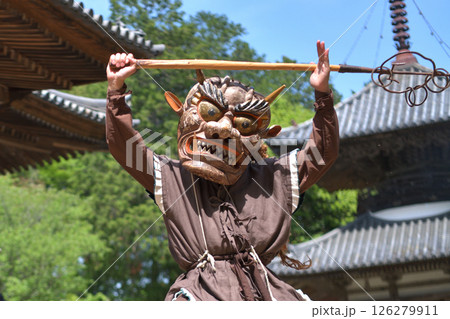 朝光寺　鬼追踊　錫杖を持って踊る　黄色鬼 126279911