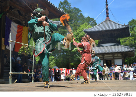 朝光寺　鬼追踊り　松明を持って踊る4匹の鬼 126279913