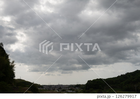 【自然素材・梅雨空】住宅地を覆う雨雲 【自然素材・梅雨空】住宅地を覆う雨雲 126279917