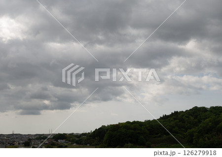 【自然素材・梅雨空】住宅地を覆う雨雲 【自然素材・梅雨空】住宅地を覆う雨雲 126279918
