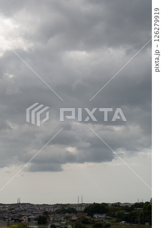 【自然素材・梅雨空】住宅地を覆う雨雲 126279919