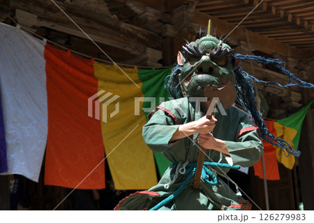 朝光寺　鬼追踊　鉞を持つて踊る青鬼 126279983