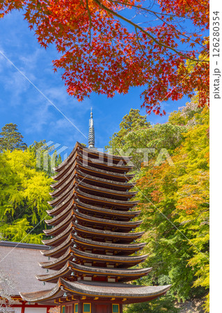 談山神社　紅葉に包まれた十三重塔 126280354