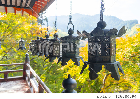 談山神社　吊り灯籠と美しい紅葉 126280394