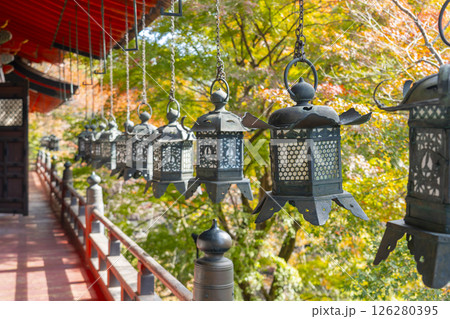 談山神社　吊り灯籠と美しい紅葉 126280395