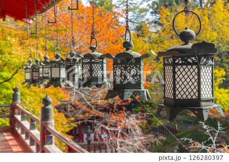 談山神社　吊り灯籠と美しい紅葉 126280397