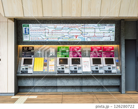 JR高輪ゲートウェイ駅の自動券売機と運賃表（日本語表示） 126280722