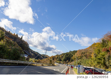 御岩神社 秋空と紅葉が映える駐車場からの景色 御岩神社 秋空と紅葉が映える駐車場からの景色 126280958