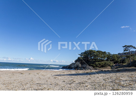 秋晴れの伊師浜海岸 126280959