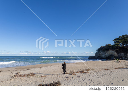 秋晴れの伊師浜海岸 126280961