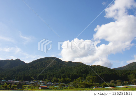 夏の青空と田舎の風景 夏の青空と田舎の風景 126281615