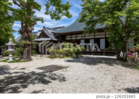 関東八ヶ檀林一つと言われる春の曜光山月山寺本堂 126281665