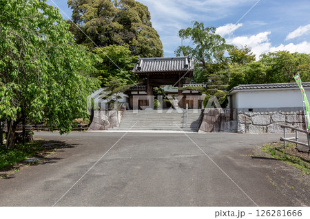 関東八ヶ檀林一つと言われる春の曜光山月山寺山門 関東八ヶ檀林一つと言われる春の曜光山月山寺山門 126281666