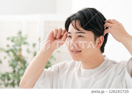 笑顔でヘアセットをする男性　 126281720